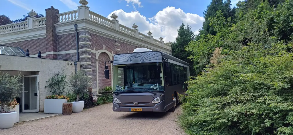 Grote grijze rouwbus